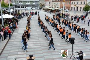 Maturantje na Glavnem trgu v Ljutomeru odplesali četvorko 1